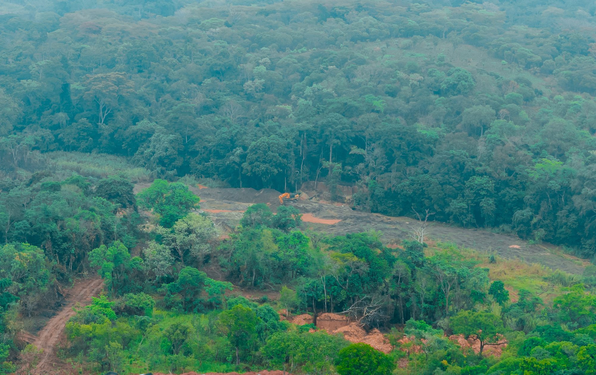 Destruction de la réserve de faune de Kabobo en République Démocratique du Congo, à cause de l’exploitation semi-industrielle illégale de l’or. Image de WCS avec son aimable autorisation.