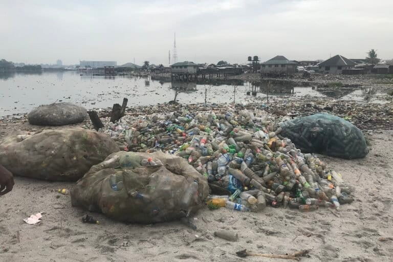 Pollution plastique provenant de la rivière Amadi au Nigéria. Image Iwai-Dialax via Wikimedia Commons (CC BY-NC-ND 2.0).