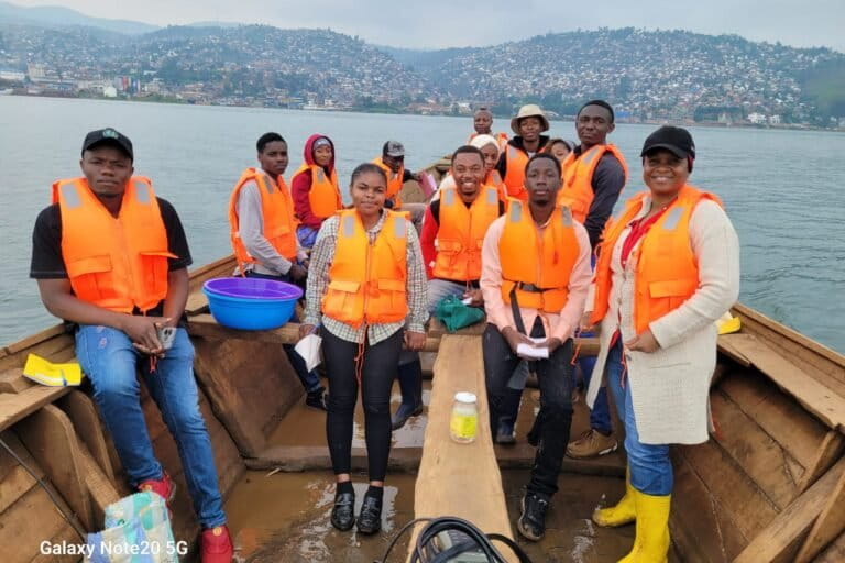 Des structures des jeunes dans la province du Sud Kivu, sont actuellement mobilisées dans différentes activités comme la collecte, le recyclage des déchets plastiques sur le lac Kivu. Image fournie par Aimable Twahirwa.