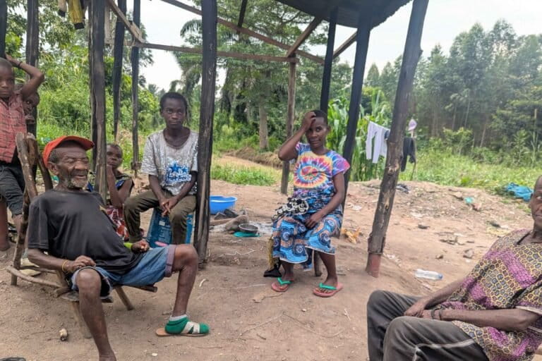 Une famille Twa installée depuis 15ans à Ndadi, un quartier périphérique de la ville de Beni. Image de Jackson Sivulyamwenge pour Mongabay.