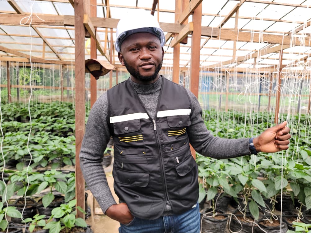 Vidal Jeufack dans une serre. Image de Irénée Modeste Bidima pour Mongabay.