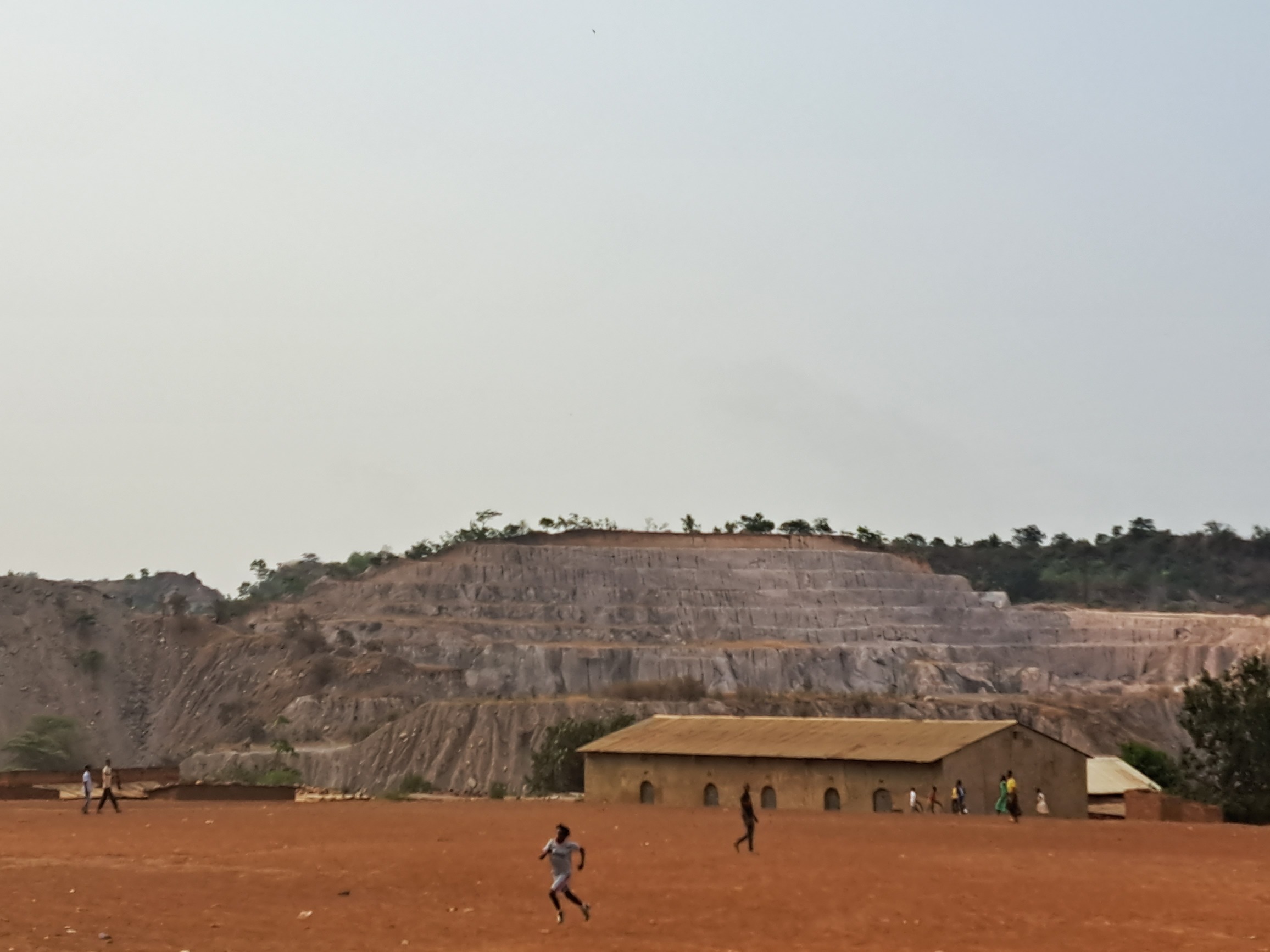 Une église au pied des remblais d'une carrière à Kakanda dans le Lualaba en RDC. Image de Didier Makal prise en 2023.