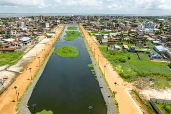 Une des infrastructures d’assainissement pour réduire la vulnérabilité des populations de Cotonou face aux inondations. Image de presidencebenin via Flickr.