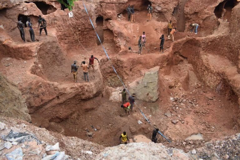 Des orpailleurs au milieu des galeries à la recherche de l’or sur le site de Kokoyo dans la commune de Nouga au Mali. Image de Makan Sissoko pour Mongabay.