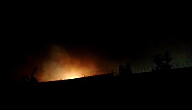 L'unité industrielle d’Adétikopé dans la banlieue de Lomé au Togo dégageant des fumées nauséabondes en pleine nuit. Image de Hector Sann’do Nammangue pour Mongabay.