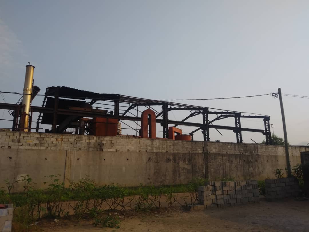 L'exterieur de l'usine Metssa Congo, une fonderie située près de Pointe-Noire en République du Congo. Image de Cyrille Traoré Ndembi.
