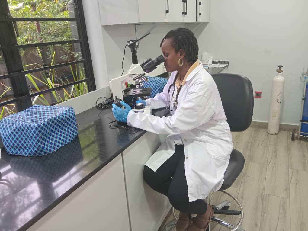 Au sein du laboratoire de génétique, Dr Jessica Kamatenesi, une vétérinaire de Rwanda Wildlife Conservation (RWCA) offre une expertise scientifique pluridisciplinaire dans le domaine de la santé de la faune sauvage. Image de Aimable Twahirwa.