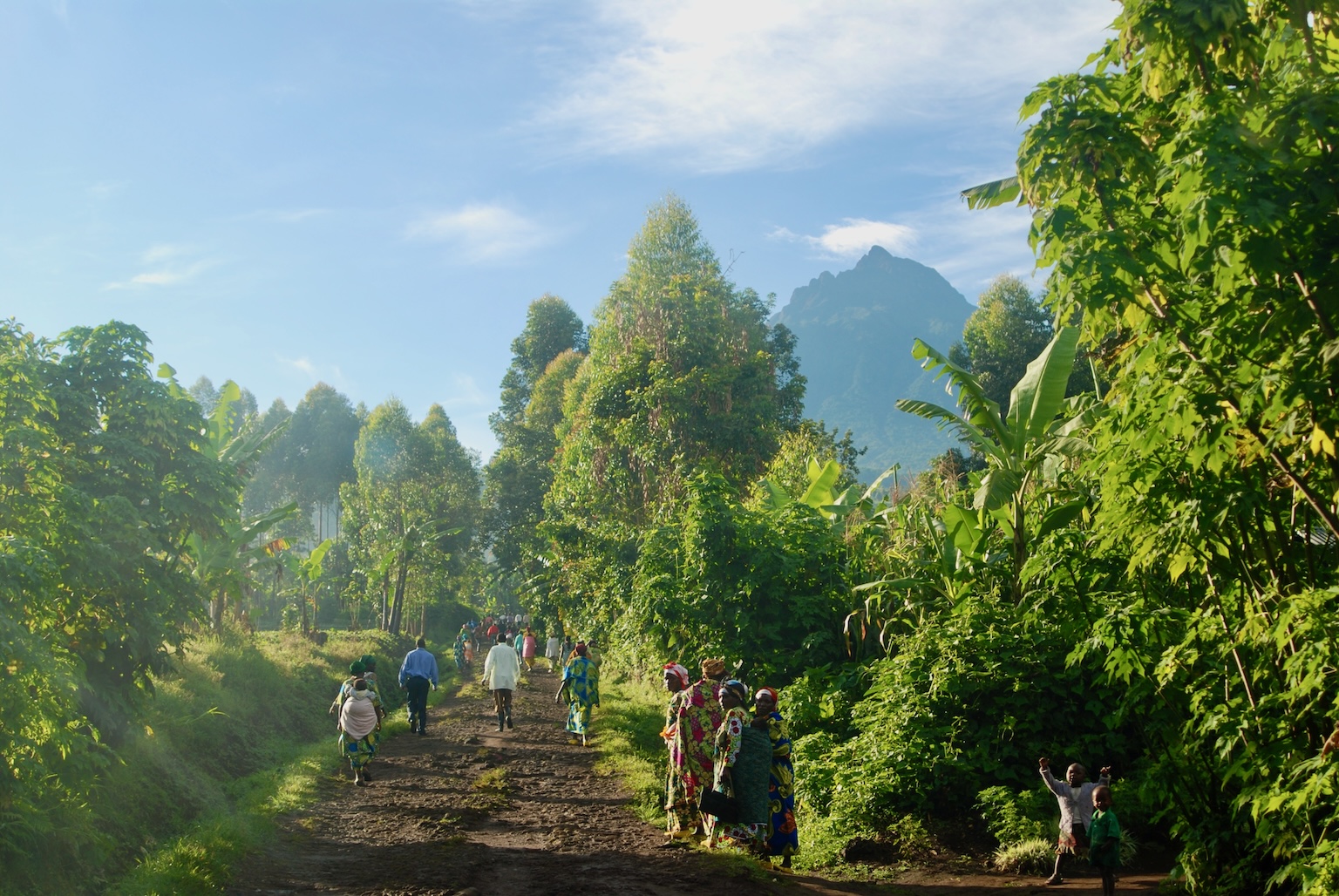 Un village aux abords de la limite du Parc national des Virunga, dans l’Est de la RDC. Image de John Cannon/Mongabay.