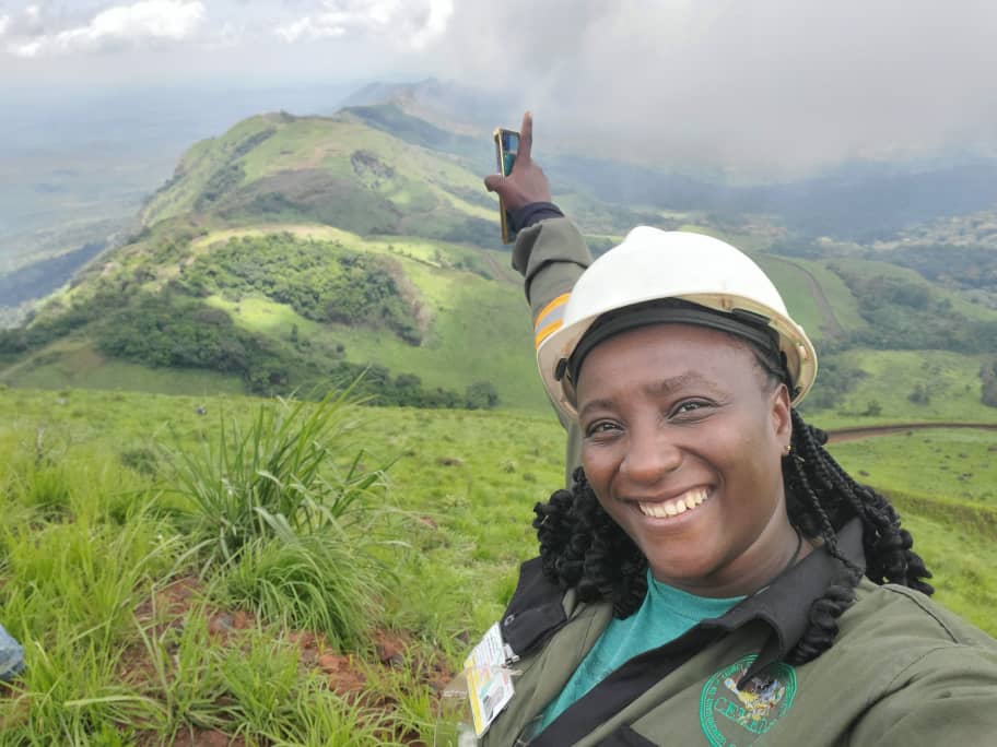 L'herpétologue Marina Kameni, fondatrice de l'ONG Herp Conservation Cameroon, sur les hauteurs du mont Manengouba, situé dans la partie littorale du Cameroun. Image de Marina Kameni, avec son aimable autorisation.