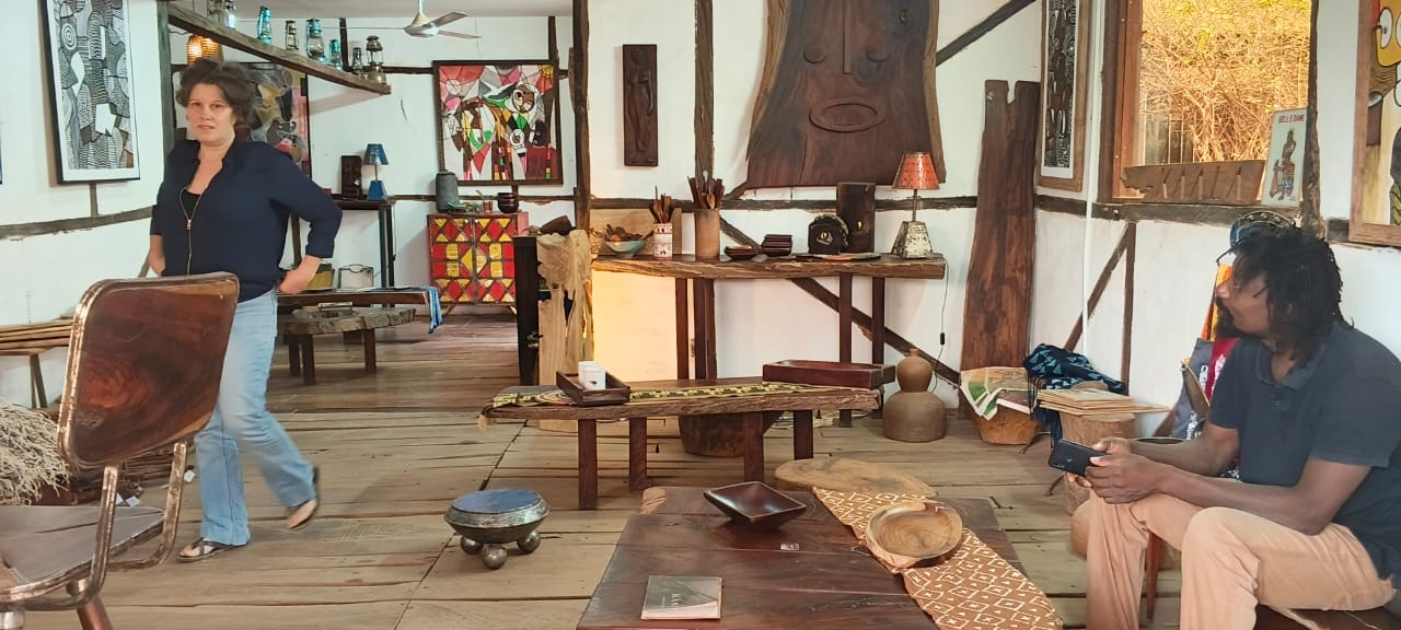 Dans leur galerie, Marie et Soumaïla Kanla exposent des meubles et objets d’art issus du bois naturellement desséché. Image de Hadepté Da pour Mongabay.