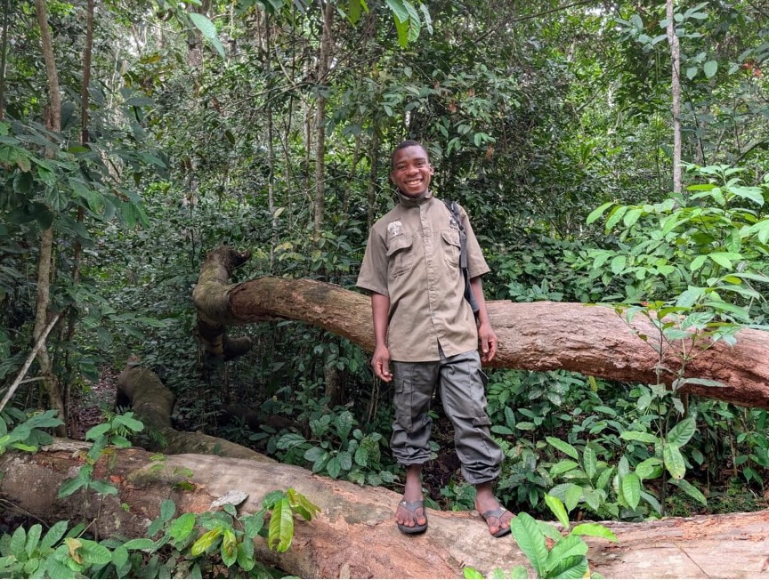 Un jeune ba’aka travaillant comme pisteur pour le Fonds mondial pour la nature (WWF) dans le Parc national Dzanga‑Sangha, en République centrafricaine. Image de Rhett Ayers Butler.