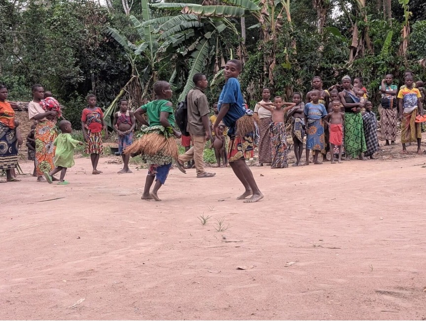 Des membres de la communauté ba’aka réunis pour une danse traditionnelle. Image de Rhett A. Butler/Mongabay.