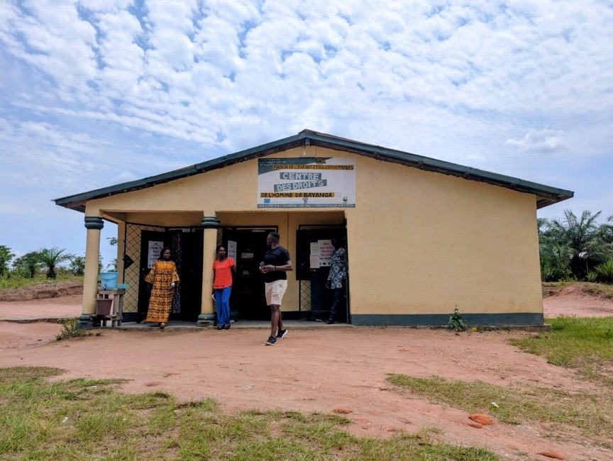 Le Centre des droits humains de Bayanga reçoit des financements de plusieurs acteurs de la conservation, dont le WWF. Pour le WWF, le centre sert également de mécanisme de médiation, permettant aux personnes affectées par les activités de conservation dans le Parc national de Dzanga-Sangha d’exprimer leurs préoccupations et leurs doléances. Image de Rhett A. Butler.