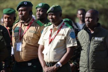 Emmanuel Bahati Lukoo (premier à gauche) est aujourd’hui directeur adjoint du Parc national de Kahuzi-Biega. Image d’Emmanuel Bahati Lukoo avec l’aimable autorisation.