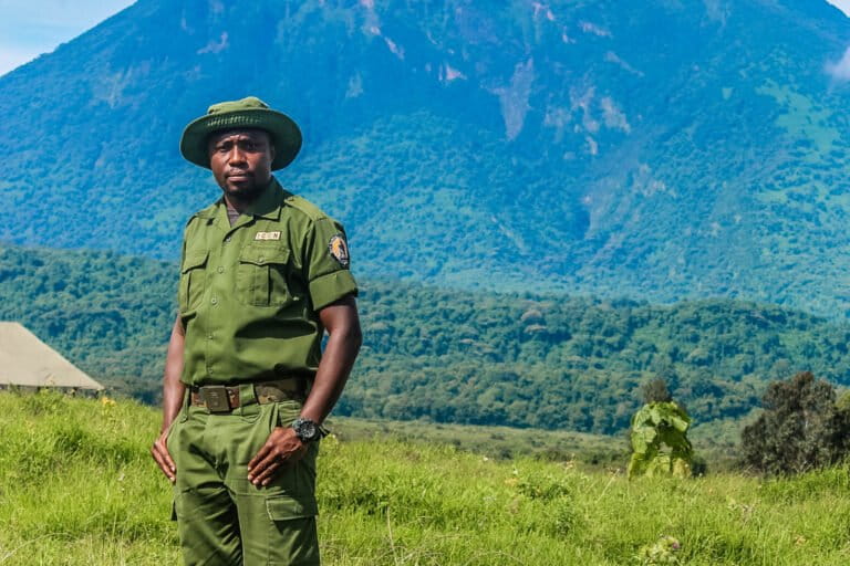Emmanuel Bahati Lukoo, Conservateur assistant et Chef de site adjoint au Parc national de Kahuzi Biega en RDC. Image fournie avec l’aimable autorisation d’Emmanuel Bahati Lukoo.