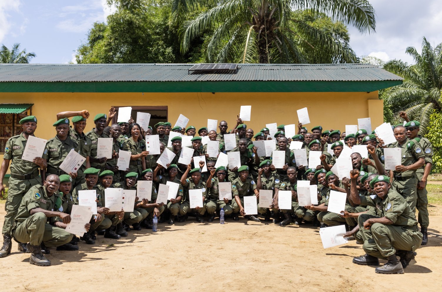 Photo de famille des 63 écogardes du Parc national de la Salonga ayant reçu leur certification professionnelle accréditée à l’international, marquant une étape importante dans la professionnalisation du métier, dans le bassin du Congo. Photo par Alice Péretié.