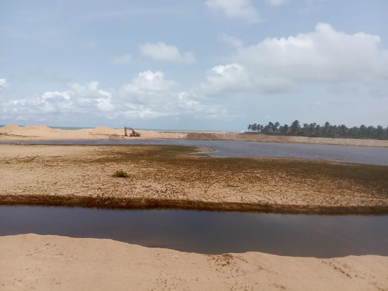 Près de Grand-Popo au sud-ouest du Bénin, les engins lourds travaillent à restaurer les profondeurs et les voies migratoires des poissons. Image de Fulbert Adjimehossou pour Mongabay.