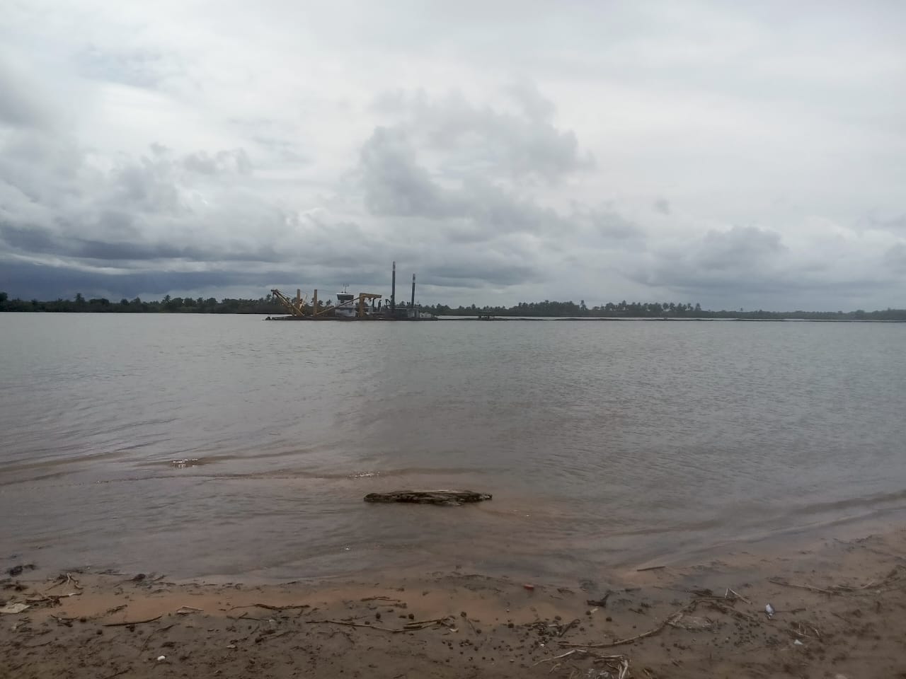 Travaux de stabilisation de l'embouchure de la Bouche du Roy, passage essentiel entre l'océan Atlantique et le système lagunaire. Image de Fulbert Adjimehossou pour Mongabay.