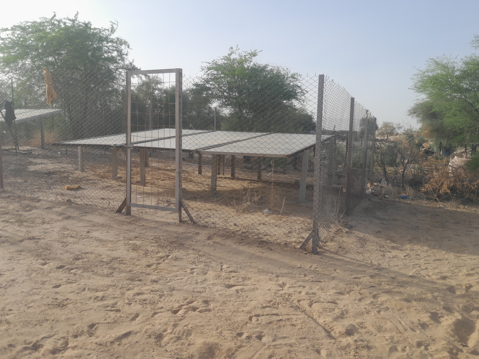Forage équipé d'une pompe solaire immergée. Image de Albakaye Bollo Cissé pour Mongabay.