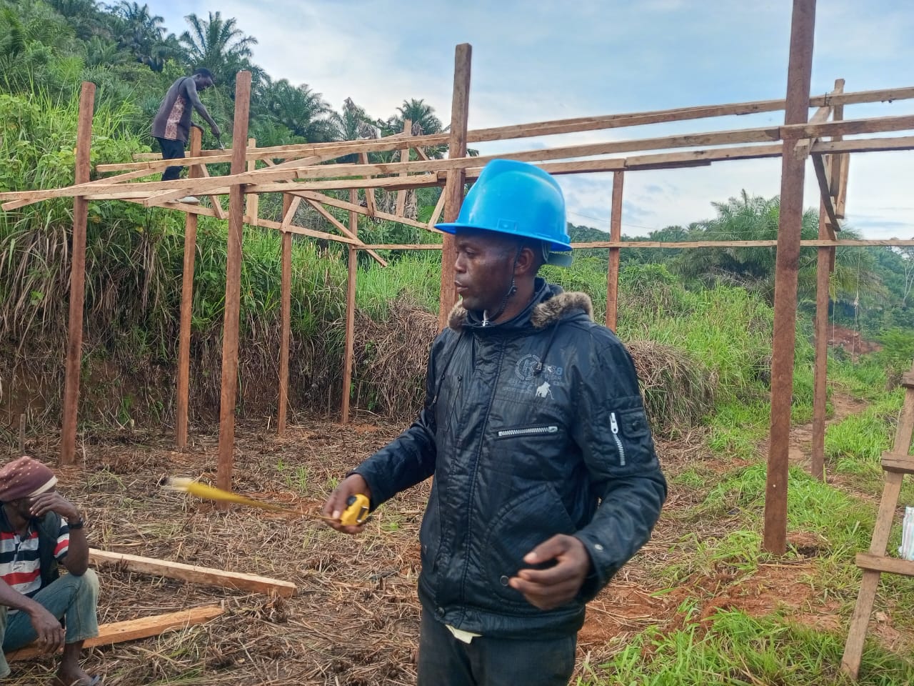 Gangala Yafalima Musa participe à la construction d’un poulailler communautaire dans la zone de production de la CFCL de Bamasubha, à l’est de la RDC. Image de Jéremie Kyaswekera Kakule.