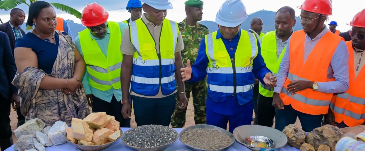 Le chef de l’État burundais, Evariste Ndayishimiye, en compagnie du ministre de l’Énergie, des mines et carrières, Saïd Kibeya à sa gauche, et de Quesnay de Jésus Akabahinga à droite, directeur de l’Office burundais des mines et carrières, lors de l’inspection des premières récoltes minières des coopératives de jeunes à Muyinga. Image de Jean De Dieu Nahimana, fournie par Dieudonné Ndanezerewe avec son aimable autorisation.