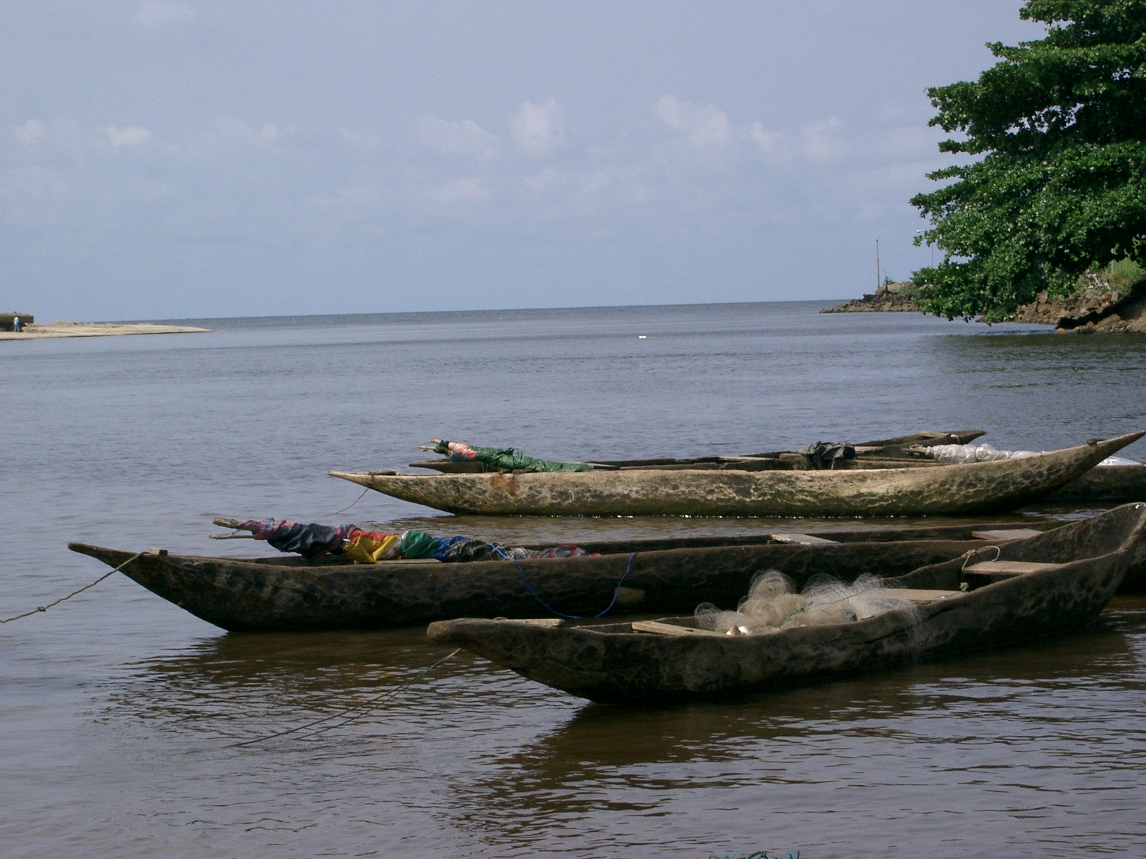 Barques de pêcheurs au large de Kribi au Cameroun. Image de via Wikimédia Commons PRA (CC BY-SA 3.0).
