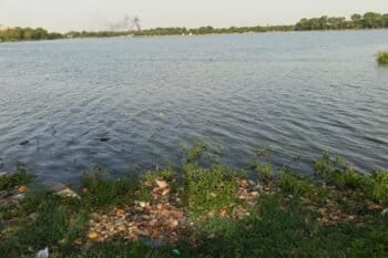 Une vue de la retenue du barrage de Tanghin à Ouagadougou, la capitale du Burkina Faso, où des populations de poissons ont trouvé la mort suite à un déficit d'oxygène causé par une extrême pollution. Image de Hadepte Da pour Mongabay Afrique.