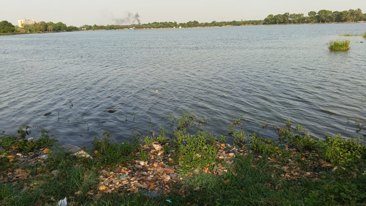Une vue de la retenue du barrage de Tanghin à Ouagadougou, la capitale du Burkina Faso, où des populations de poissons ont trouvé la mort suite à un déficit d'oxygène causé par une extrême pollution. Image de Hadepte Da pour Mongabay Afrique.
