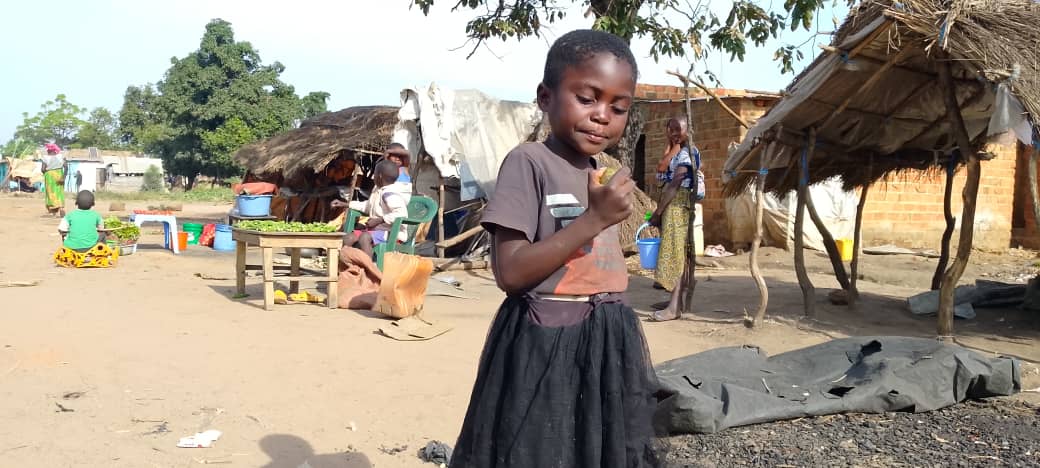 Dans le territoire de Lubudi en RDC, les vendeurs du marché principal du village Lumbwe attendent l'énergie solaire de Kipay Energy pour l'accroissement de leurs activités commerciales. Image de Willy Mbuyu pour Mongabay.