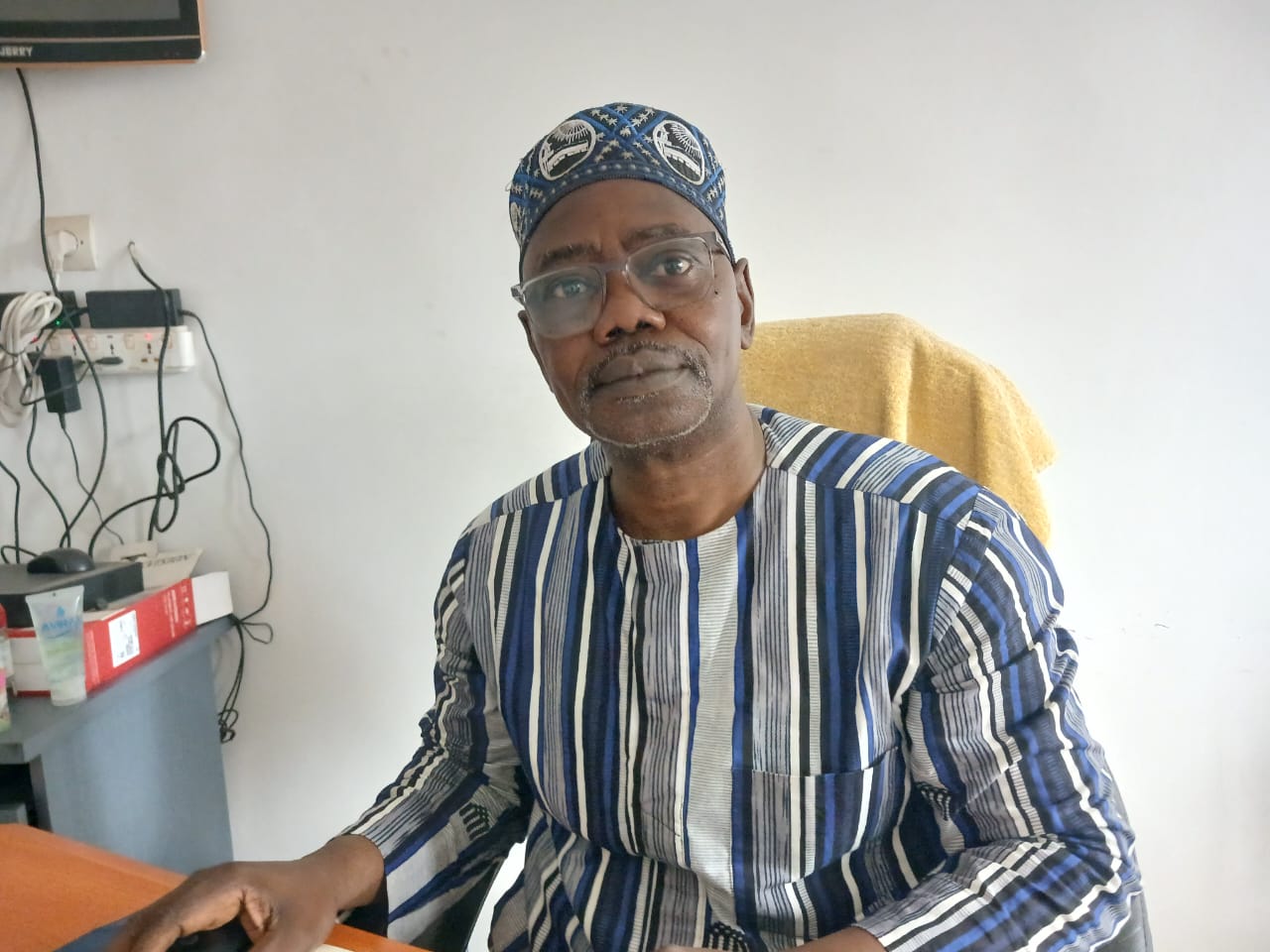 Bassirou Diarra, Représentant de Environmental Justice Foundation dans son bureau de Dakar, au Sénégal. Image de Ndiémé Faye pour Mongabay.