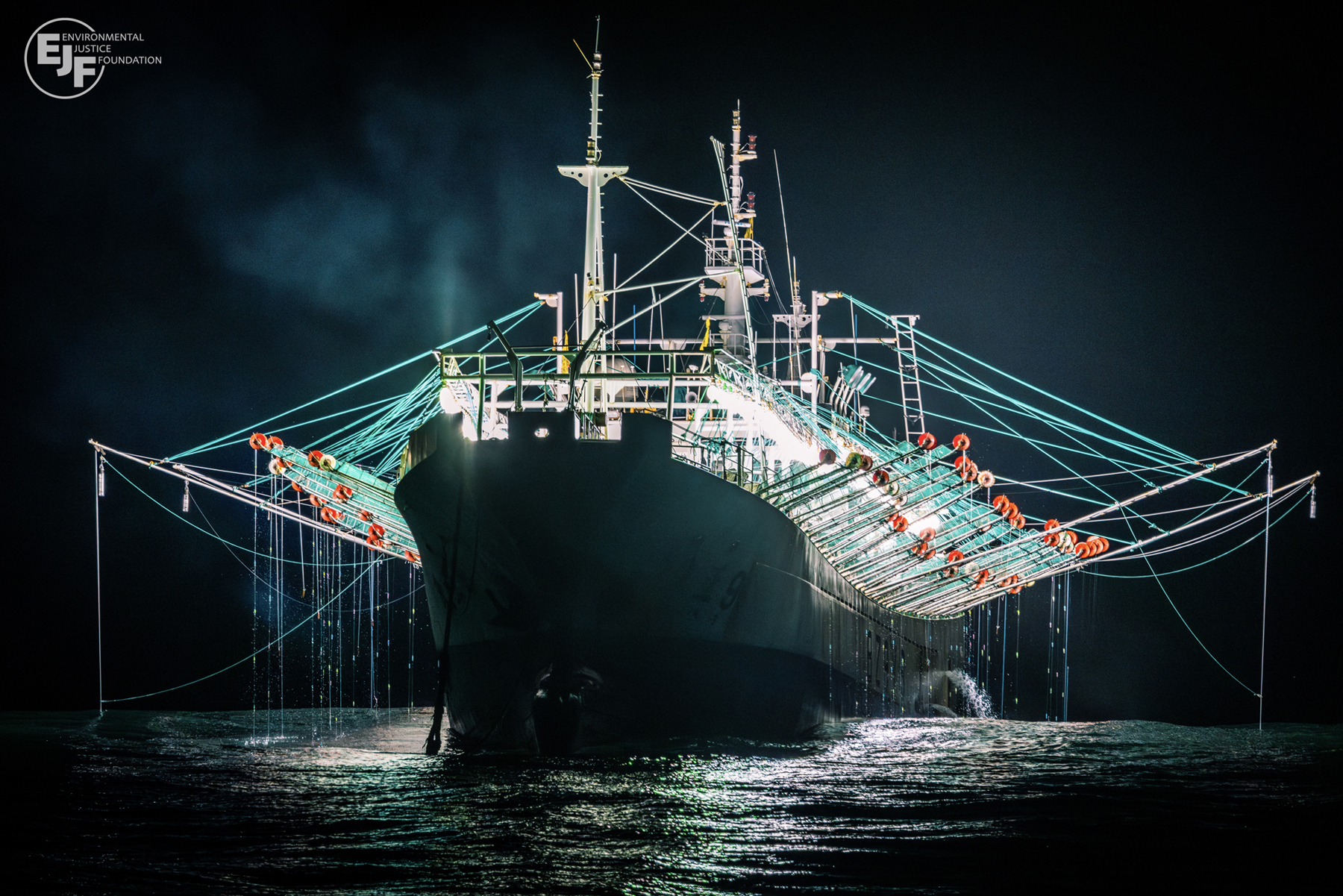 Un géant bateau de pêche industrielle. Image fournie par Environmental Justice Foundation avec leur aimable autorisation.