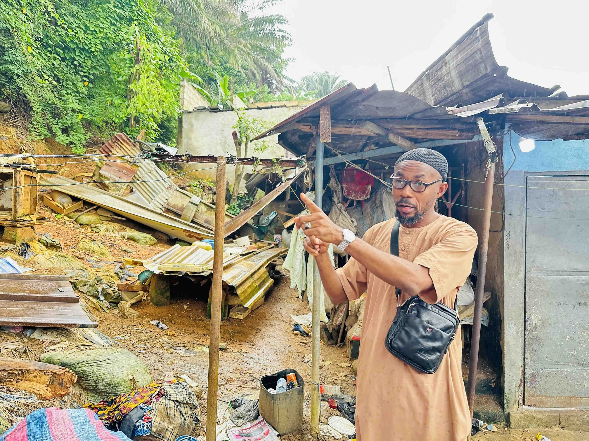 Ghislain Yapo, vice-président du comité de gestion du quartier Nématoulaye, sur les lieux du glissement de terrain, dans la commune d’Attécoubé, à Abidjan, en Côte d’Ivoire. Image de Ella Djiguimde pour Mongabay.