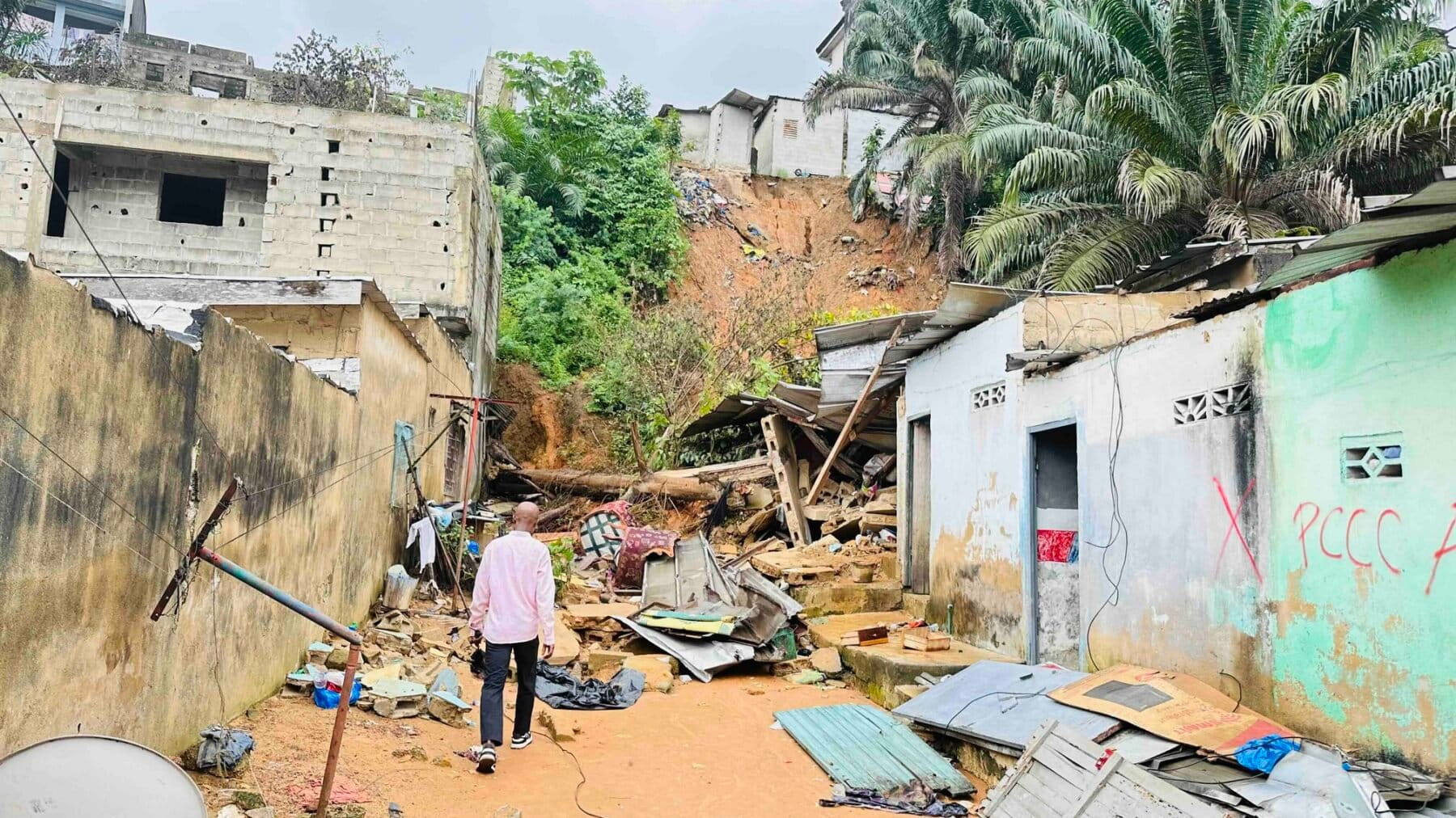 Des habitations et des débris au pied de la pente après le glissement de terrain à Nématoulaye, dans la commune d’Attécoubé, à Abidjan, en Côte d’Ivoire. Image de Ella Djiguimde pour Mongabay.