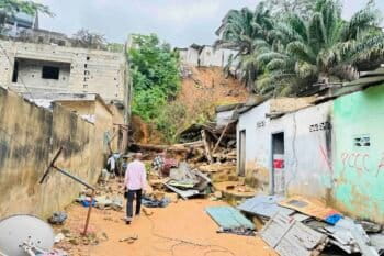 Des habitations et des débris au pied de la pente après le glissement de terrain à Nématoulaye, dans la commune d’Attécoubé, à Abidjan, en Côte d’Ivoire. Image de Ella Djiguimde pour Mongabay.