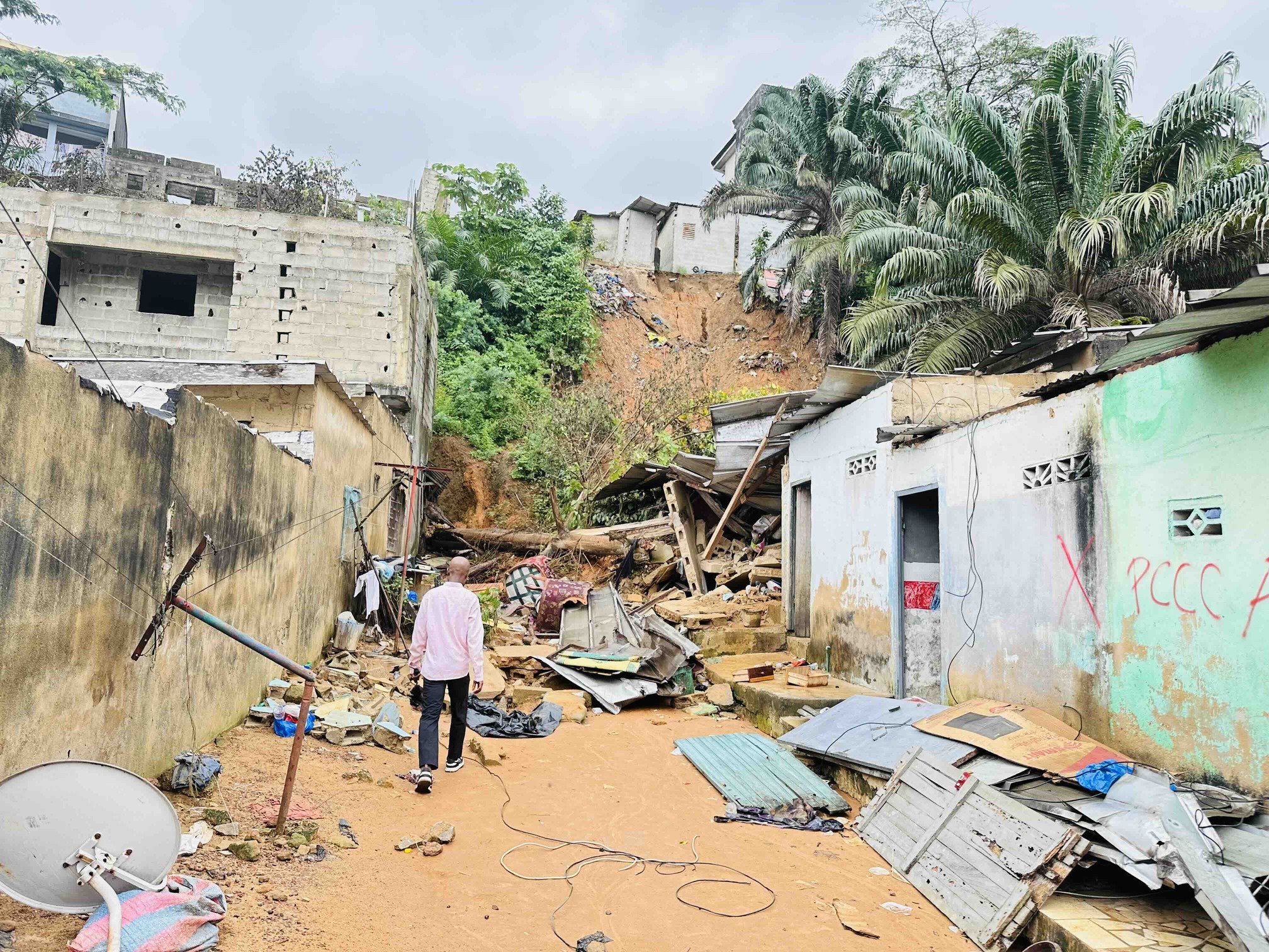 Des habitations et des débris au pied de la pente après le glissement de terrain à Nématoulaye, dans la commune d’Attécoubé, à Abidjan, en Côte d’Ivoire. Image de Ella Djiguimde pour Mongabay.