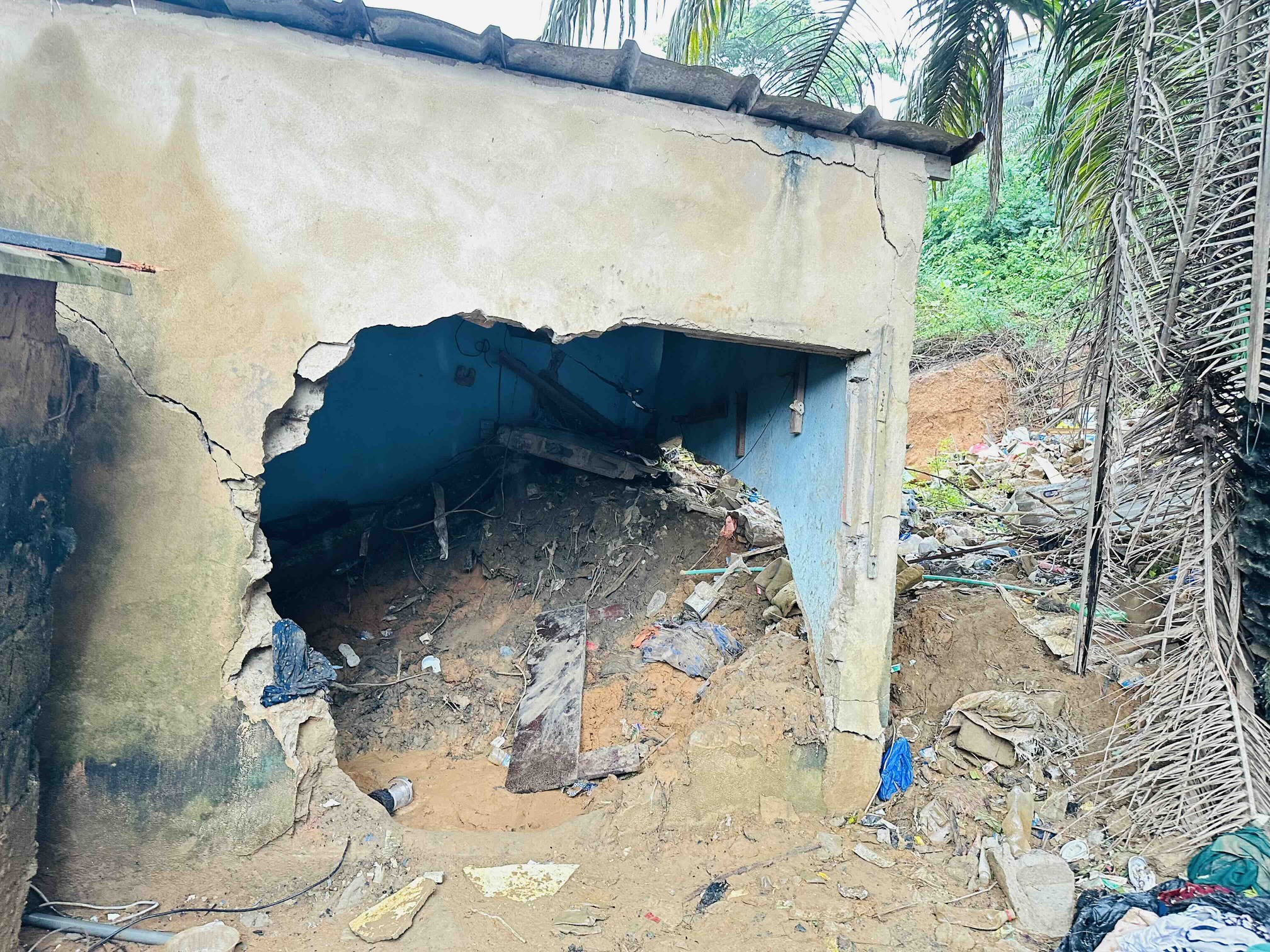 Habitations endommagées par le glissement de terrain à Nématoulaye, dans la commune d’Attécoubé, à Abidjan, en Côte d’Ivoire. Image de Ella Djiguimde pour Mongabay.