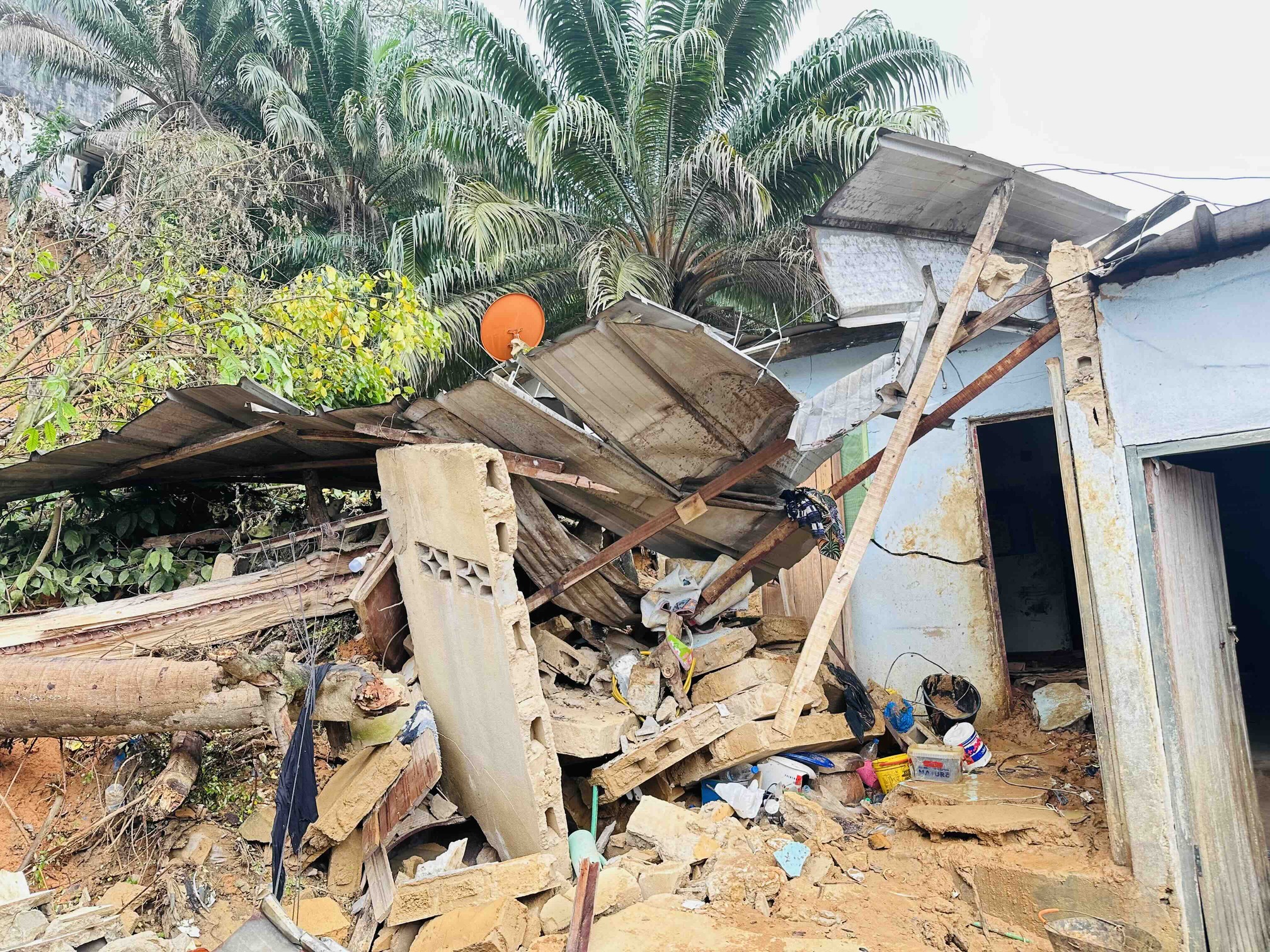 La terre et les débris ont pénétré à l’intérieur d’un bâtiment à Nématoulaye. Image de Ella Djiguimde pour Mongabay.