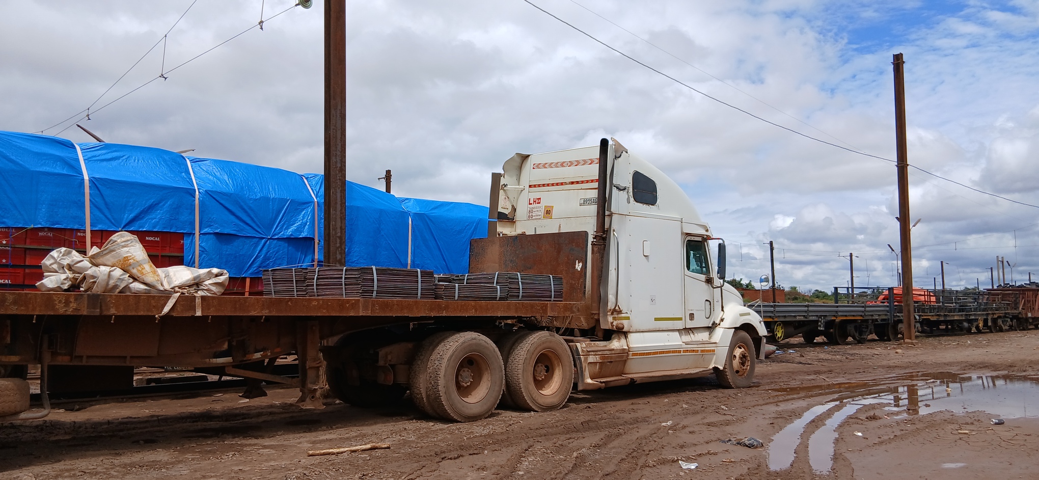 Un des camions transportant des marchandises sur le quai de la gare de Luilu/Corridor de Lobito en RDC. Image de Didier Makal pour Mongabay.