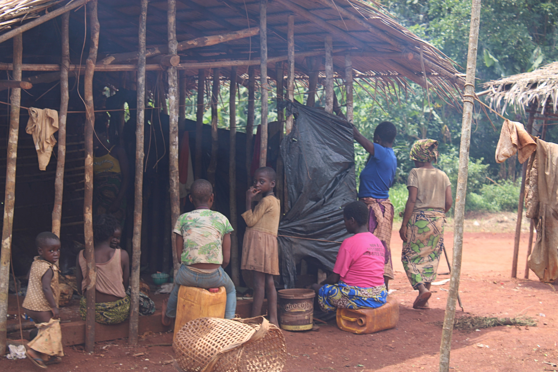 Les membres de la communauté autochtone Baka du village Se'eh à l'est du Cameroun. Image de Yannick Kenné pour Mongabay Afrique 
