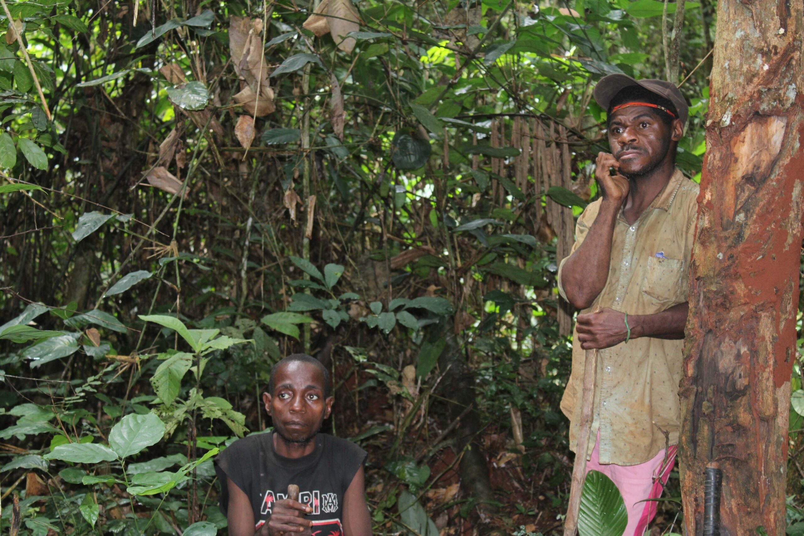 Daniel Waki, un cinquantenaire Baka du village Se'eh, impacté par le projet d'extraction du minerai de fer de Mbalam, à l'est du Cameroun. Image de Yannick Kenné pour Mongabay Afrique. 