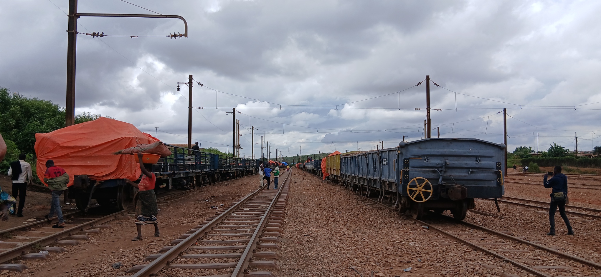 La gare de Luilu et des wagons de train de marchandises stationnés. Image de Didier Makal pour Mongabay.