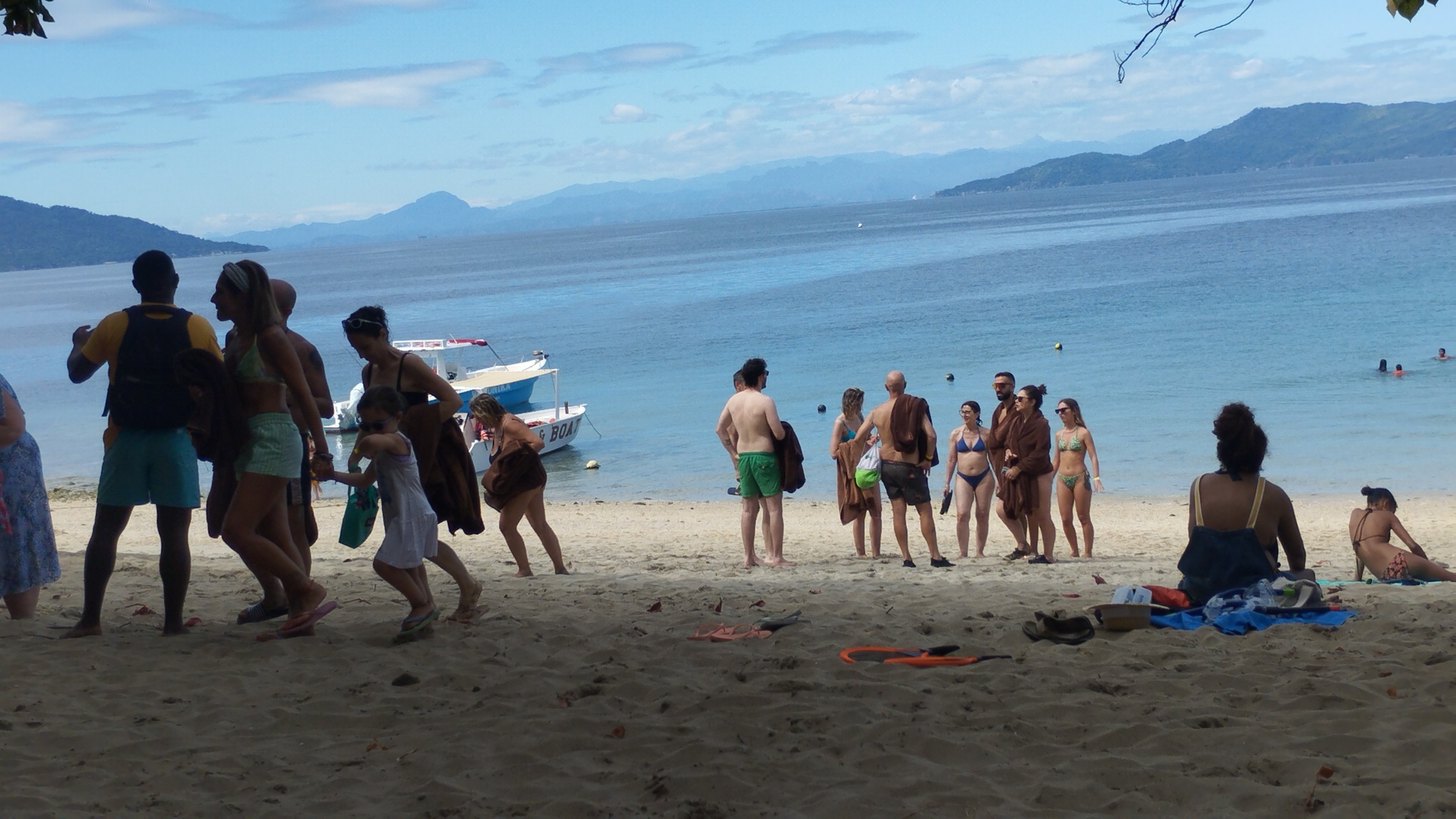 Alors que certains clients attendent d’être servis à l’accueil, d’autres continuent d’arriver ou repartent pendant que beaucoup goûtent à la sensation de pleine liberté qu’offre la beauté naturelle de l’îlot Nosy Tanikely. Photo prise le 2 juillet 2026. Image fournie par Rivonala Razafison.