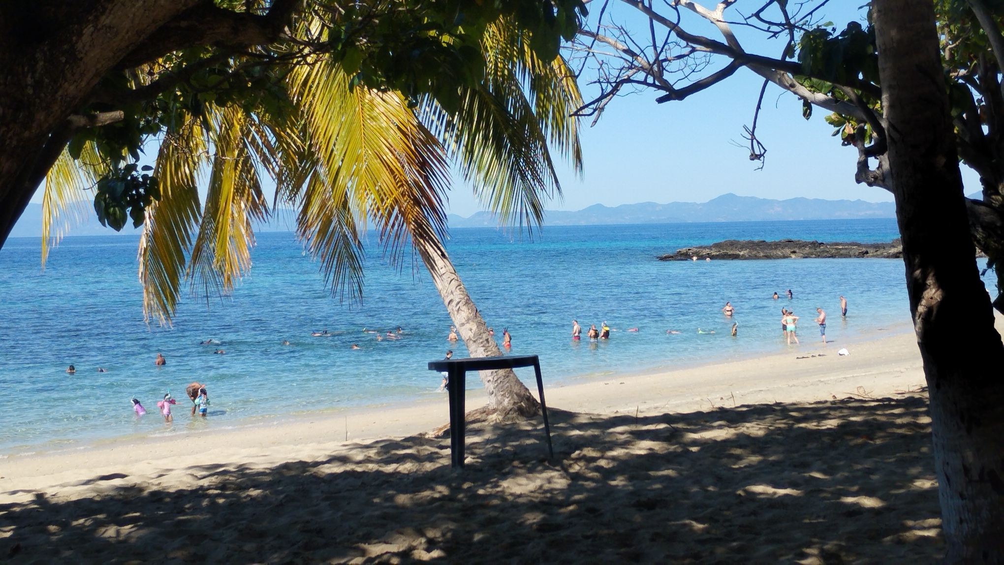 Vers le milieu de la matinée, la plage de l’îlot Nosy Tanihely et ses eaux peu profondes sont prises d’assaut par de nombreux baigneurs et des plongeurs. Une partie de la baie d’Ampasindava, où un projet d’extraction des terres rares est en passe d’exploitation, est aperçue à l’horizon. Photo prise le 2 juillet 2026. Image fournie par Rivonala Razafison.
