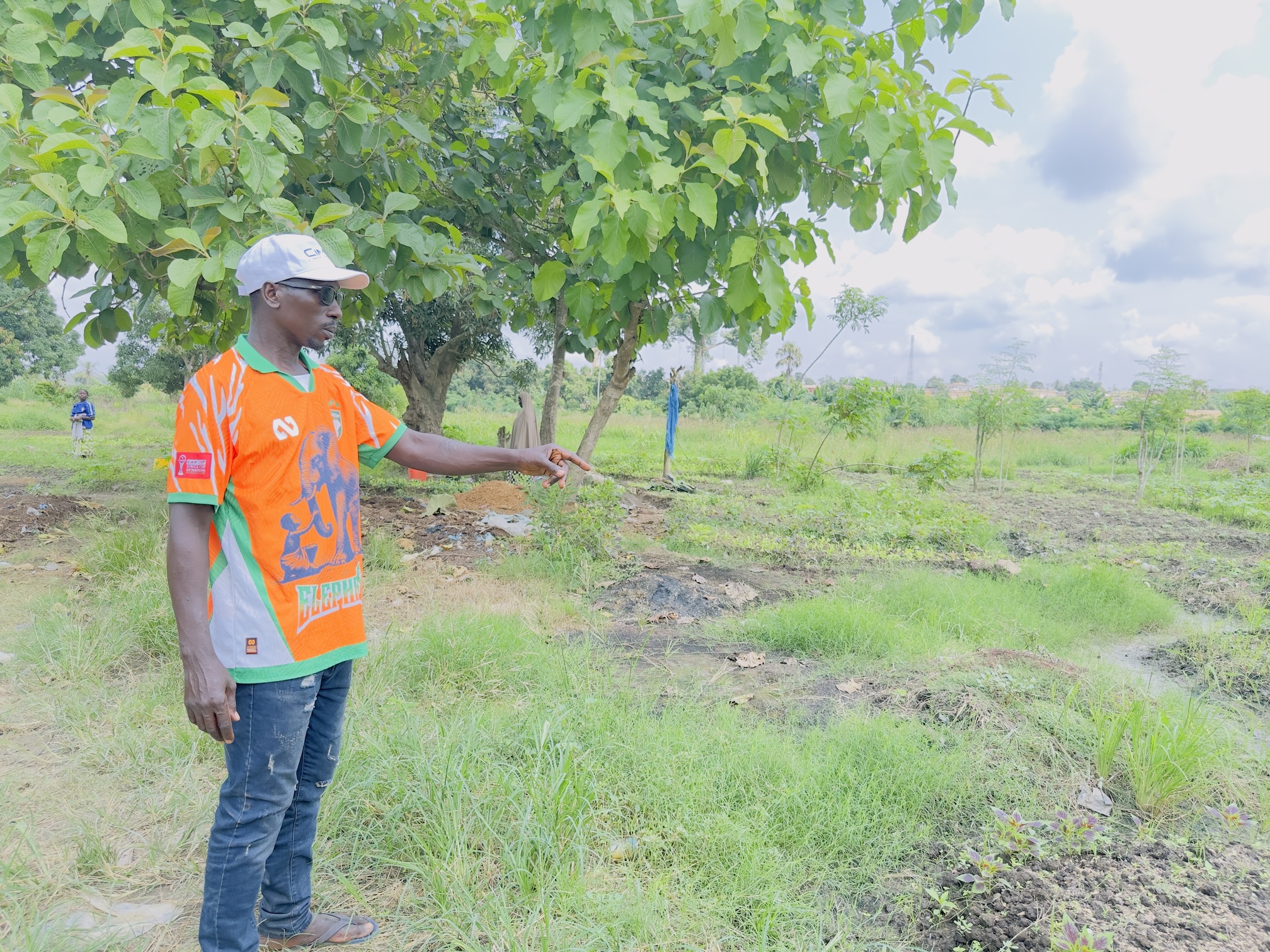 Haïdara Rapha, maraîcher à Gagou-Sossoribougou, traverse une partie de son exploitation agricole à Daoukro lors de la visite de terrain réalisée pour ce reportage. Image de Ella Djiguimde pour Mongabay.