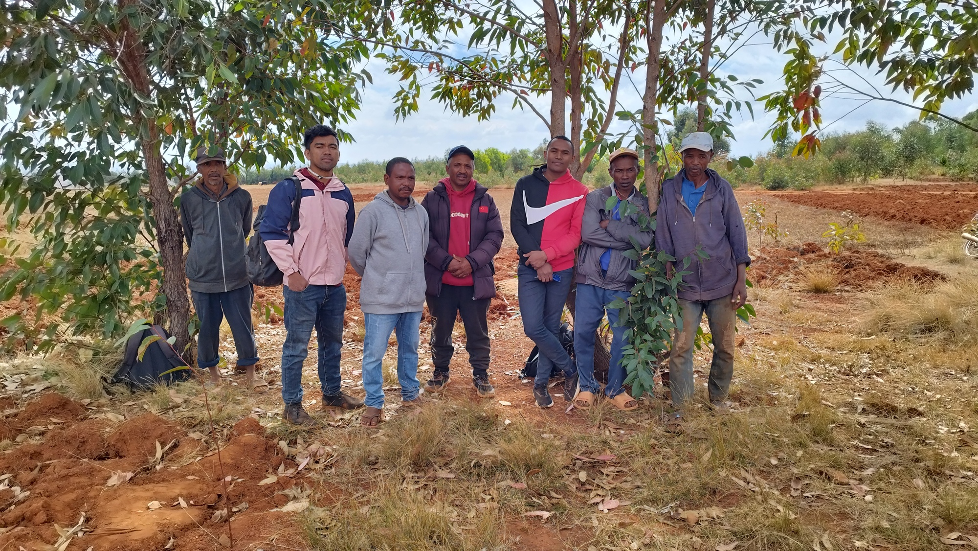 Équipe de Planète Urgence avec un petit groupe de reboiseurs qui ont bénéficié de jeunes plants d'eucalyptus, dans le village de Mangarano de la commune rurale d'Arivonimamo II, à Madagascar. De gauche à droite : René Rakotomandimby, bénéficiaire des dons d'eucalyptus de Planète Urgence ; Angelo Ralaiseva, technicien spécialisé chez Planète Urgence ; Narindra Ravohitrarivo Raseta, bénéficiaire des dons d'eucalyptus de Planète Urgence ; Honoré Ranaivomanana, agent local et bénéficiaire des dons d'eucalyptus de Planète Urgence ; Andrianjakanavalona. Image de Valisoa Rasolofomboahangy pour Mongabay.