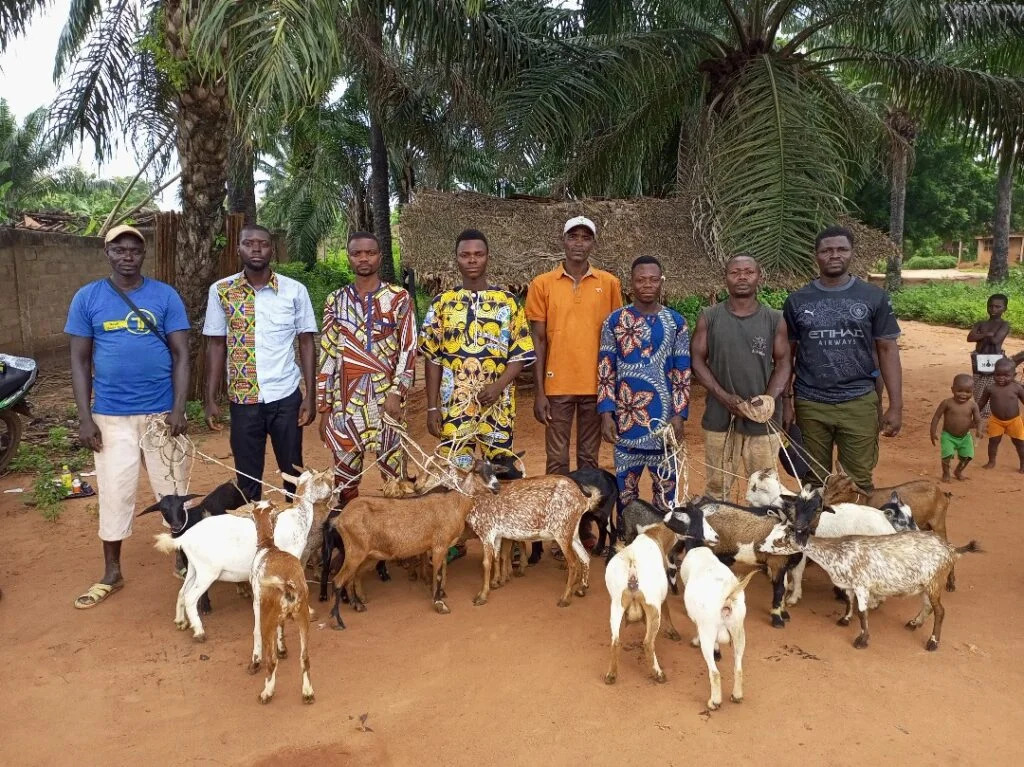 Quelques chasseurs ayant bénéficié du programme de restauration et la conservation durable de la forêt sacrée de Kpékonzoun au Bénin, convertis à l’élevage d’escargot et des animaux domestiques. Image de ODDB-ONG fournie par Modeste Dossou avec leur aimable autorisation.