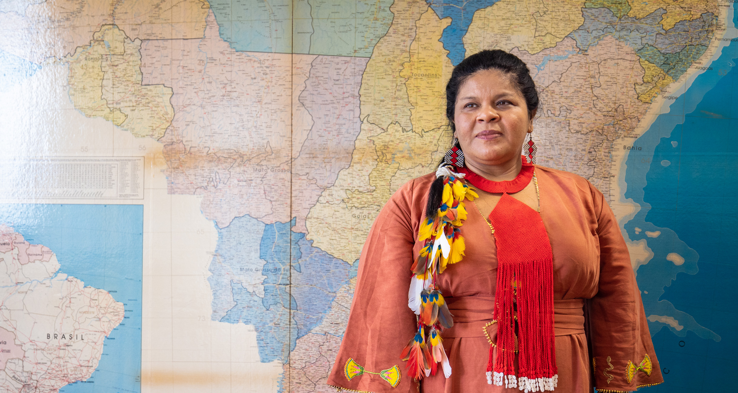 A ministra dos Povos Indígenas, Sonia Guajajara, posa para uma foto no recém-criado Ministério dos Povos Indígenas em Brasília. Foto: Fellipe Neiva para Mongabay.
