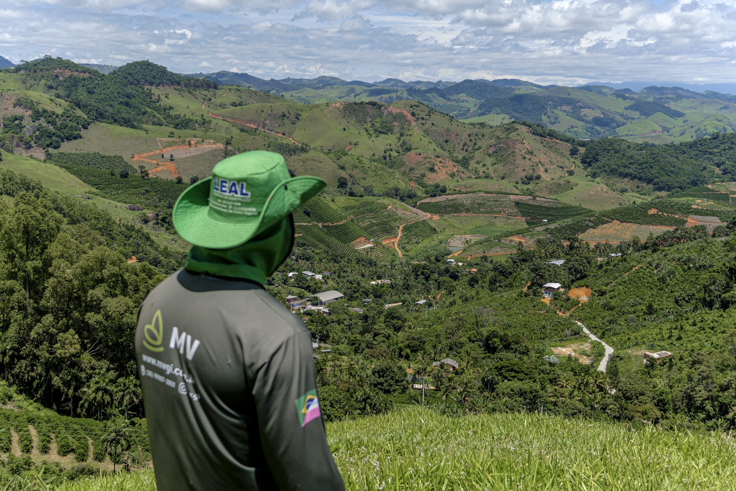 O agricultor Paulo Gonçalves de Azevedo Junior observa a paisagem do Caparaó capixaba; em primeiro plano, as hortas agroecológicas da comunidade de Feliz Lembrança. Foto: André Cherri/V.U.E.L.A.
