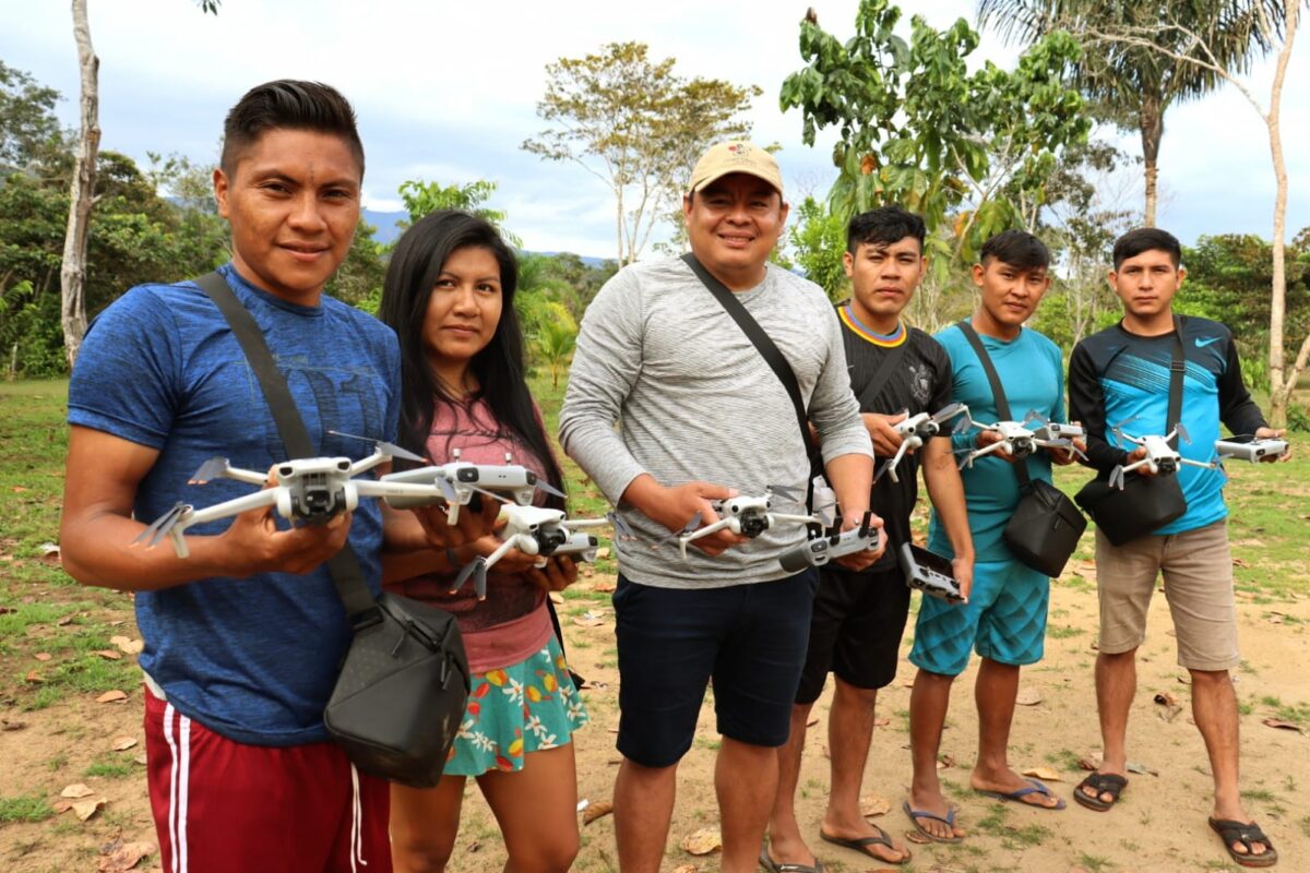 Equipados com drones e outras tecnologias, jovens da Terra Indígena Yanomami monitoram ativamente seu território, que tem enfrentado uma grave crise humanitária e ambiental devido ao garimpo ilegal de ouro e cassiterita. Imagem cedida por Evilene Paixão/HAY.