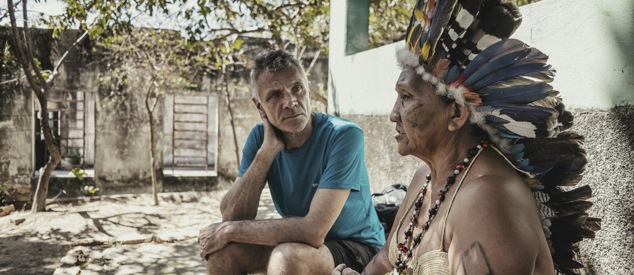 O jornalista britânico Dom Phillips entrevistando Mariana Tobias, do povo Macuxi, na Terra Indígena Raposa Serra do Sol, em Roraima, na Amazônia. Imagem © Nicoló Lanfranchi.